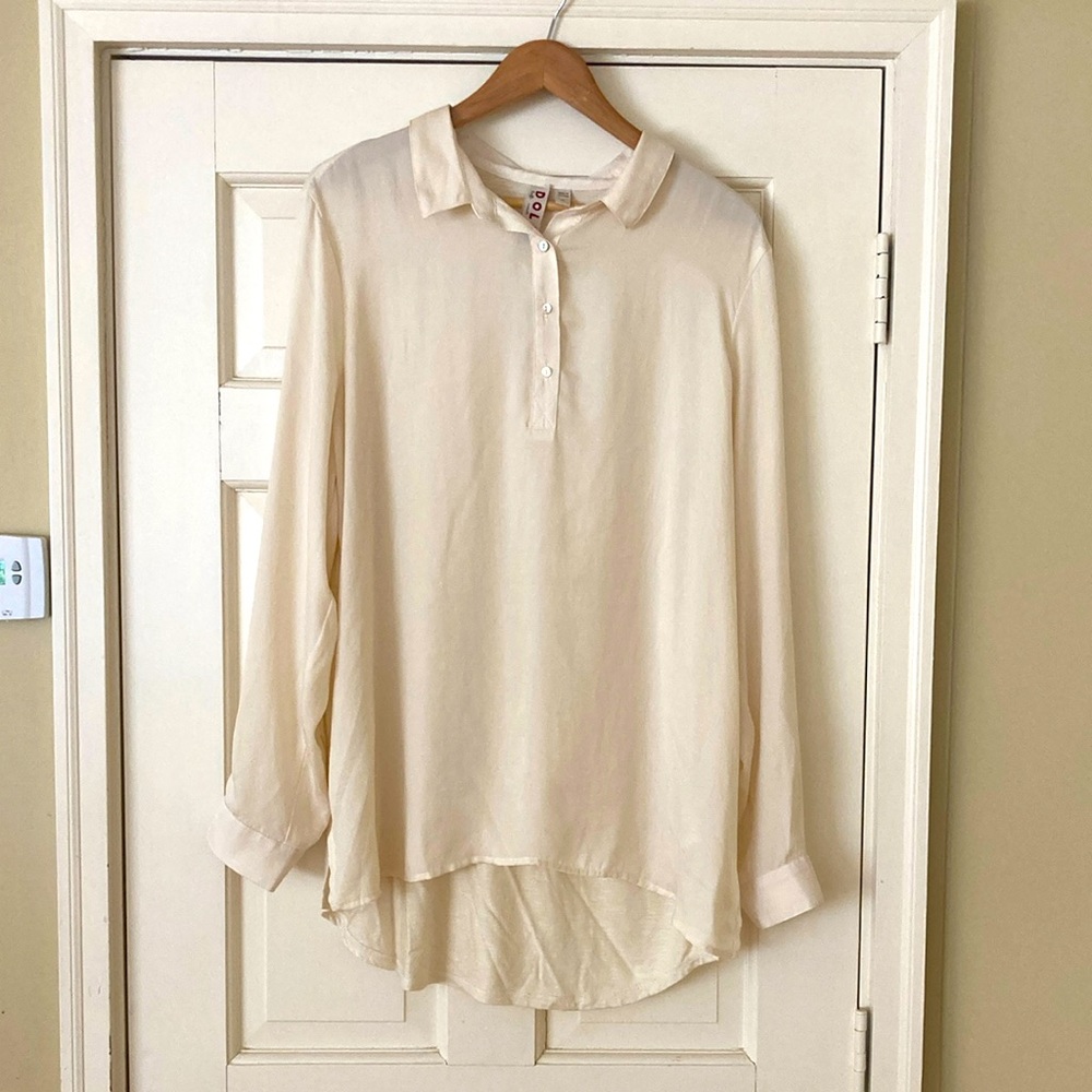 Woman’s Dolan Left Coast Cream 3/4 Button Down Shirt